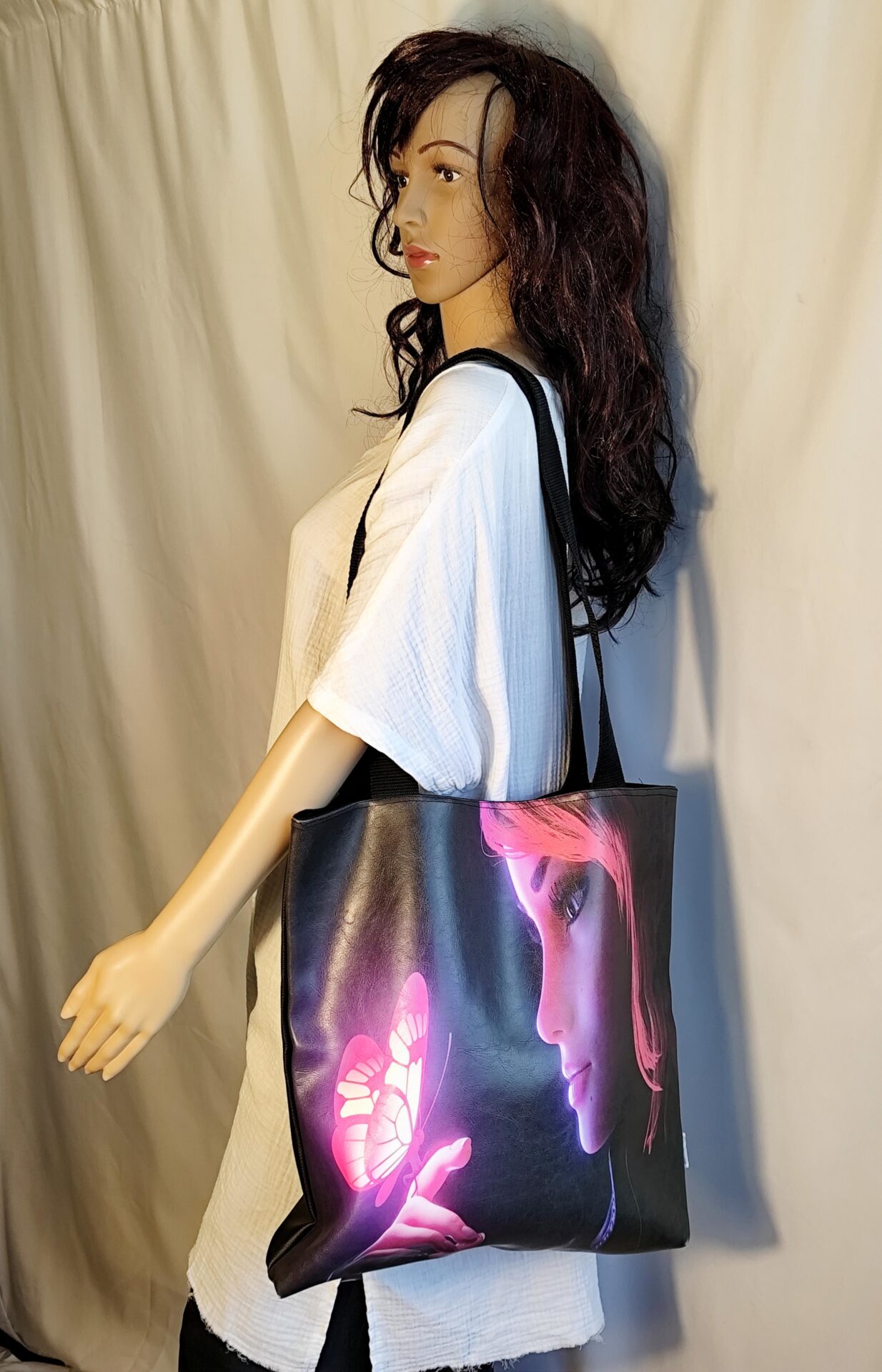 tote femme et papillon
